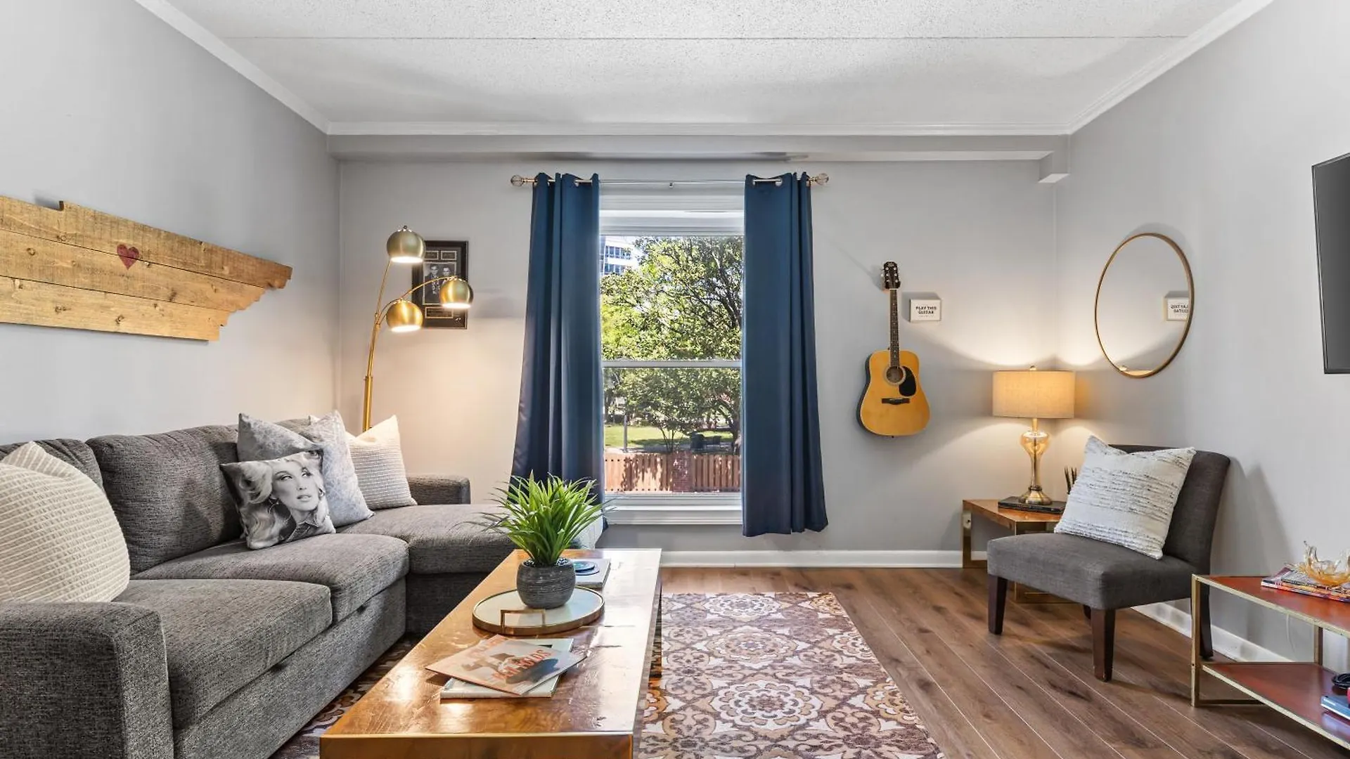 Famous Music Row 1 Bedroom Condo With Free Parking And Pool Nashville